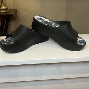 Black baretraps Parvati  Women's Slip-On Shoes size 8 lightweight clogs